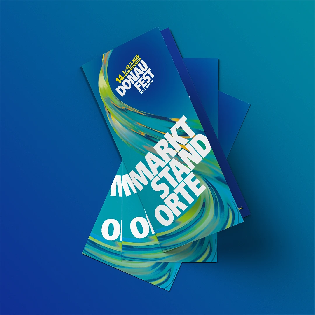 gefächerte flyer »marktstandorte« auf der wellengrafik des donaufests