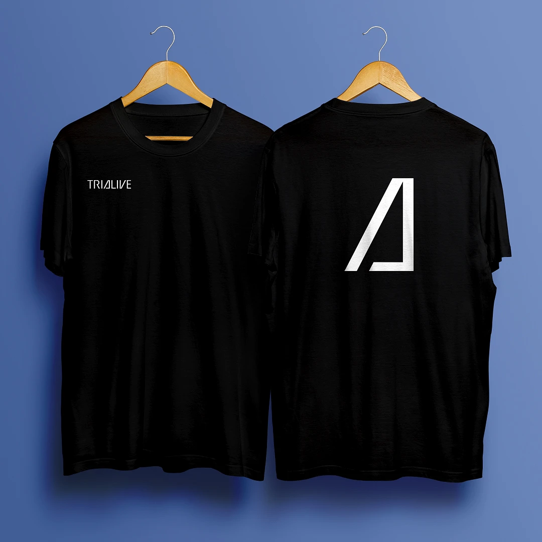 zwei schwarze t-shirts auf bügeln, vorn der trialive-schriftzug, hinten das dreieck-signet